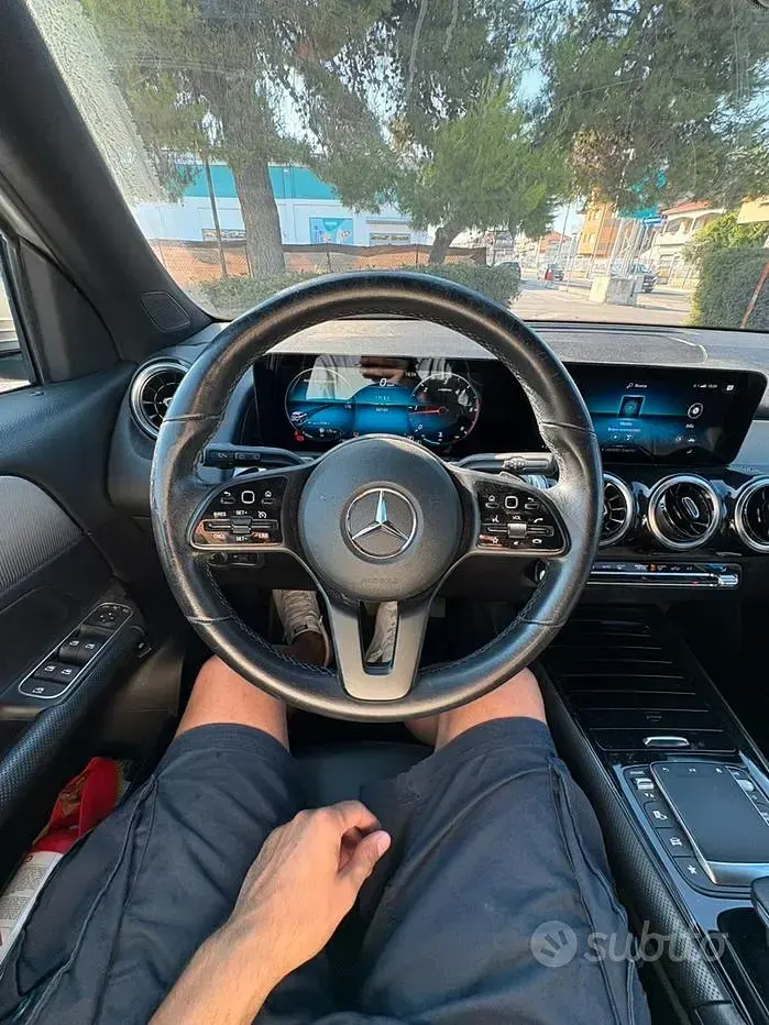 Usata Mercedes GLB180 136 CV (100 kW) 2022 Grigio SUV