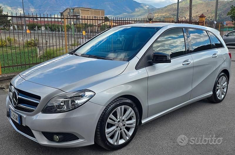 Grigio Usata 2013 Mercedes 180 Tre volumi | 8000 € (Buon prezzo) - Immagine 1/4