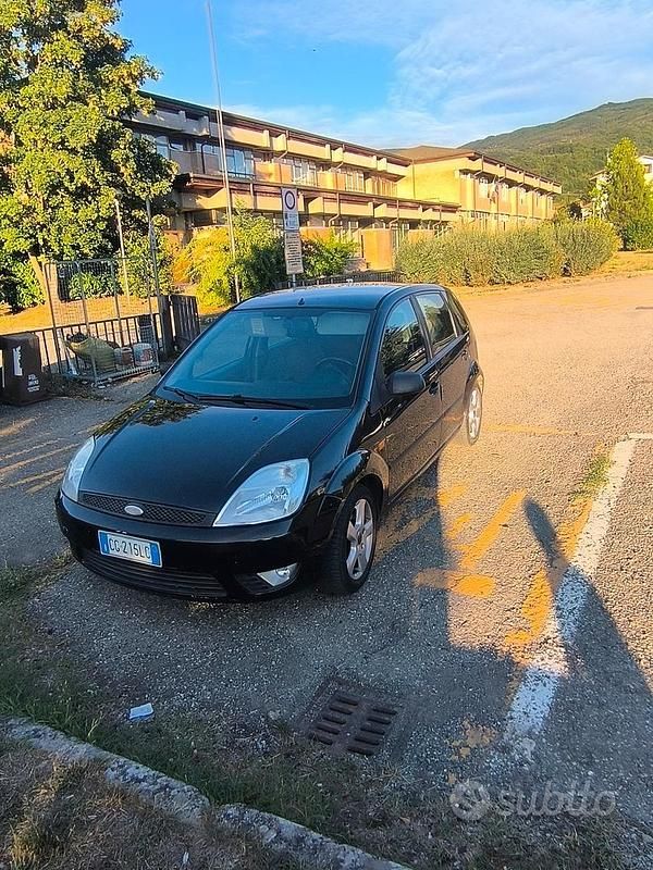 Usata Ford Fiesta 90 CV (66 kW) 2003 Nero Berlina