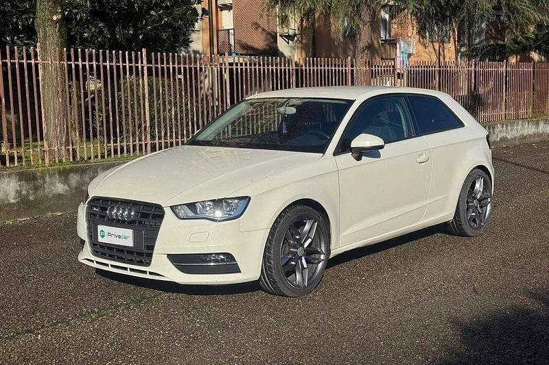 Bianco Usata 2013 Audi A3 Ambition Due volumi | 7990 € (Buon prezzo) - Immagine 1/4