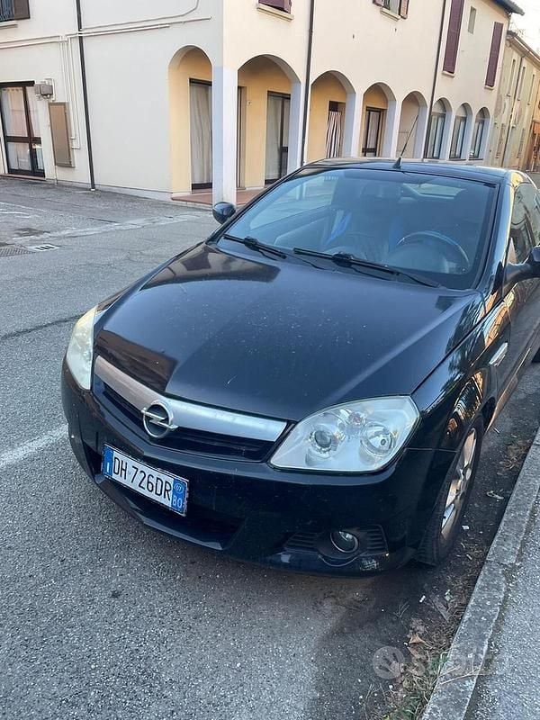 Usata Opel Tigra 90 CV (66 kW) 2007 Nero Cabrio