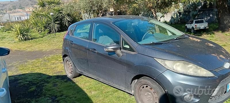 Usata Ford Fiesta 96 CV (70 kW) 2011 Grigio Utilitaria