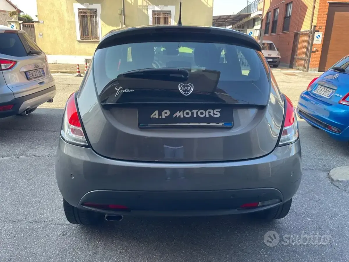Usata Lancia Ypsilon Gold 69 CV (50 kW) 2015 Grigio Utilitaria