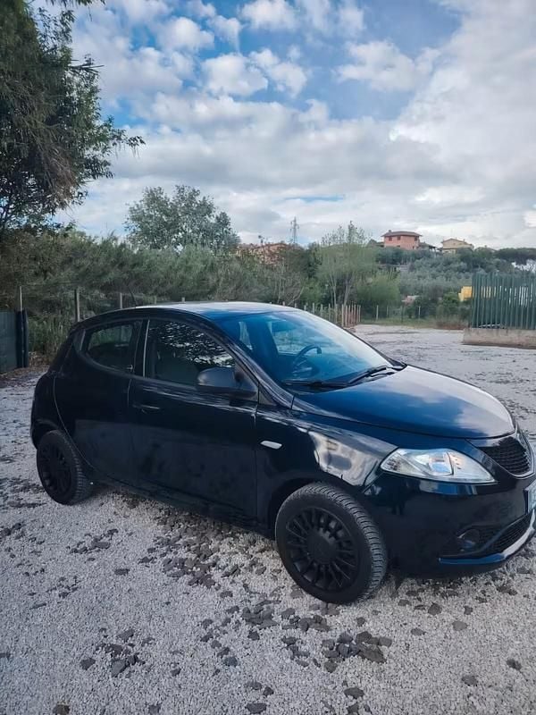 Usata Lancia Ypsilon Gold 69 CV (50 kW) 2021 Blu Utilitaria