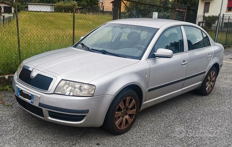 Usata Skoda Superb 130 CV (95 kW) 2004 Grigio Berlina