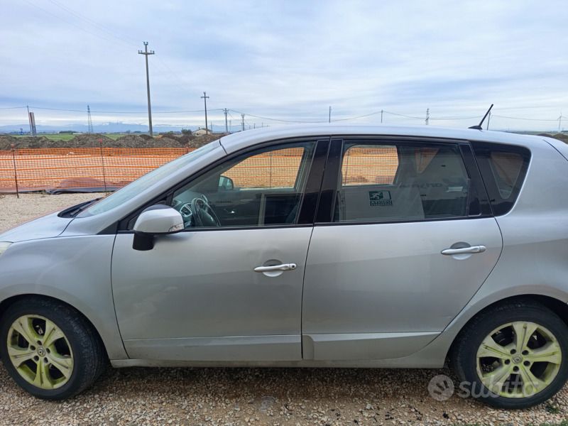 Grigio Usata 2009 Renault Scénic III Monovolume | 3500 € (Buon prezzo) - Immagine 1/4