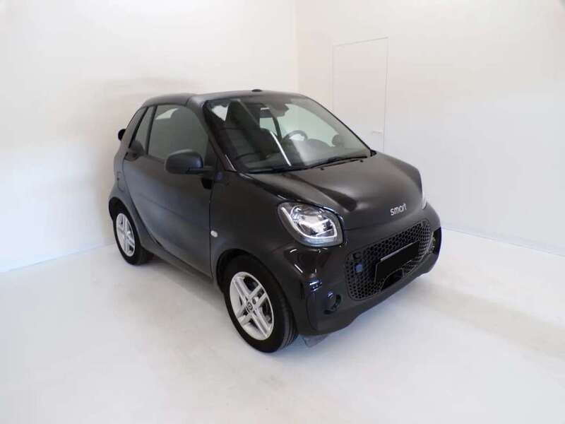 Usata Smart ForTwo Electric Drive Pure 41 kW (56 CV) 2021 Jack black Cabrio
