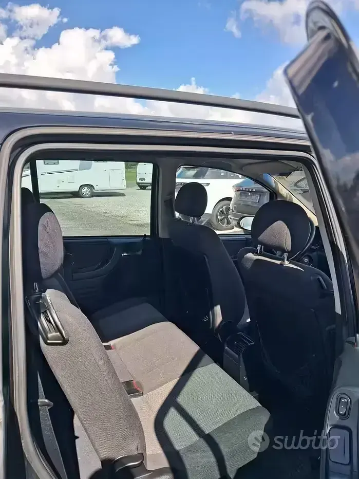 Usata Opel Zafira 101 CV (74 kW) 2005 Nero Monovolume