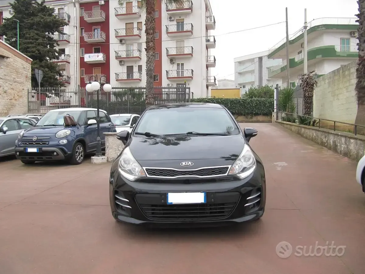 Usata Kia Rio Active 75 CV (55 kW) 2015 Nero Berlina