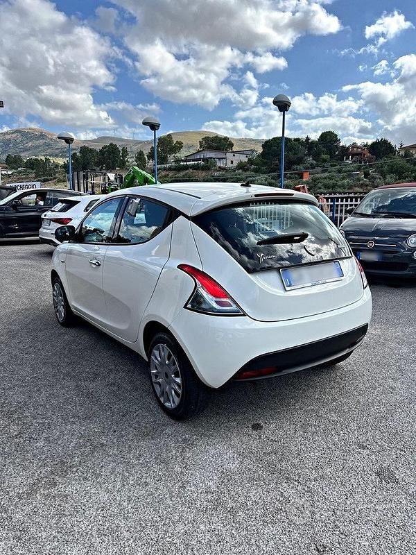 Usata Lancia Ypsilon 70 CV (51 kW) 2022 Bianco Utilitaria