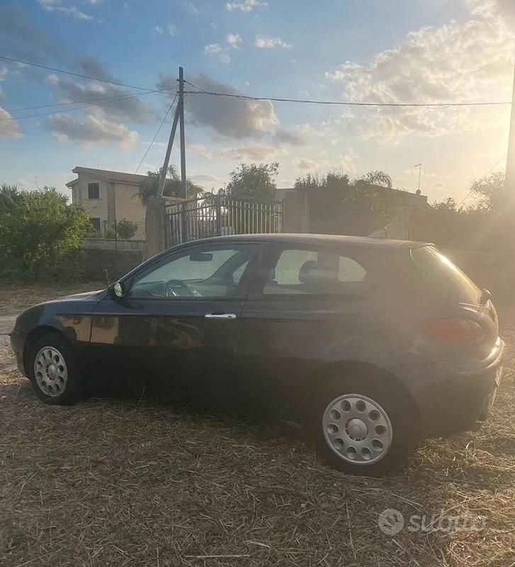 Usata Alfa Romeo 147 120 CV (88 kW) 2000 Nero Utilitaria
