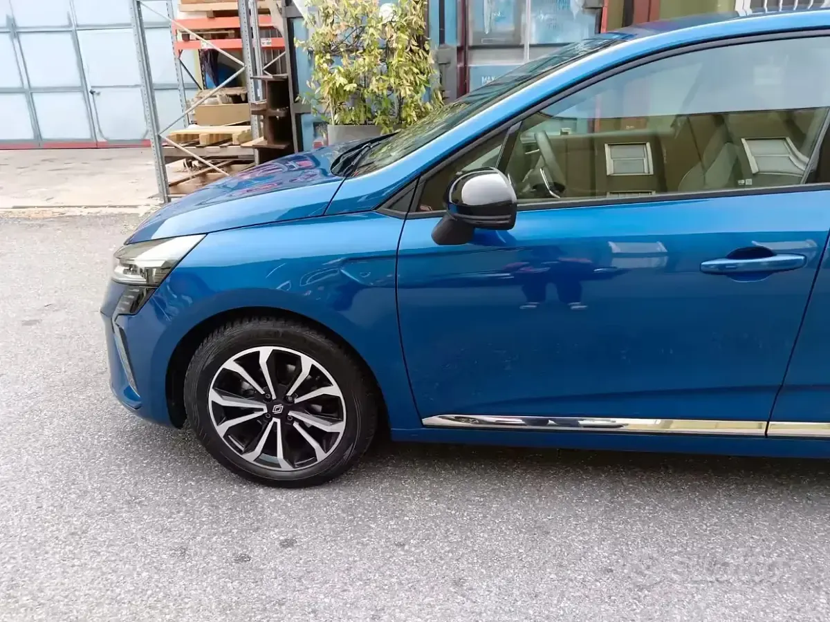 Usata Renault Clio 90 CV (66 kW) 2024 Bluazzurro Utilitaria
