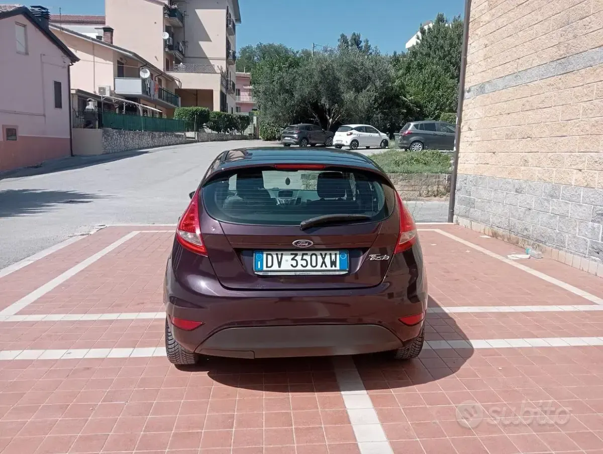 Usata Ford Fiesta 82 CV (60 kW) 2009 Marrone Berlina