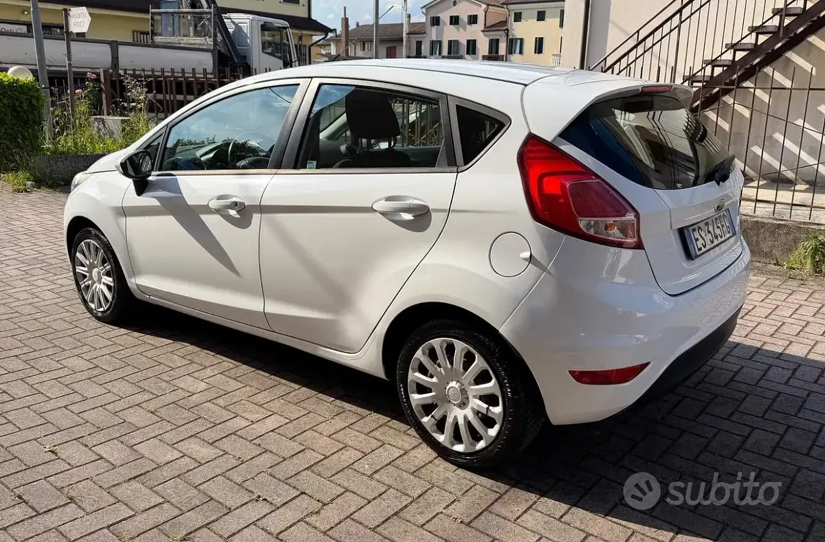 Usata Ford Fiesta 60 CV (44 kW) 2013 Bianco Berlina