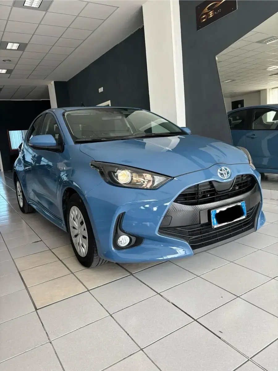 Usata Toyota Yaris Hybrid Active 116 CV (85 kW) 2021 Blu Berlina