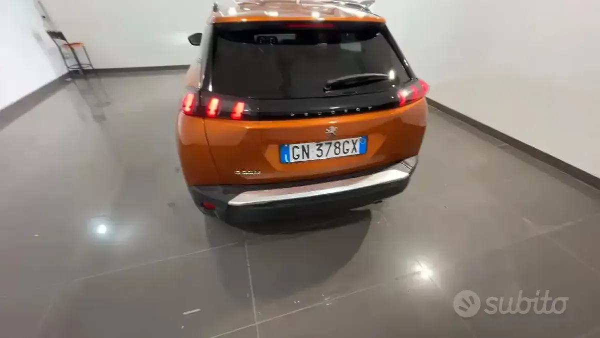 Używany Peugeot 2008 Allure 101 KM (74 kW) 2023 Pomarańczowy SUV