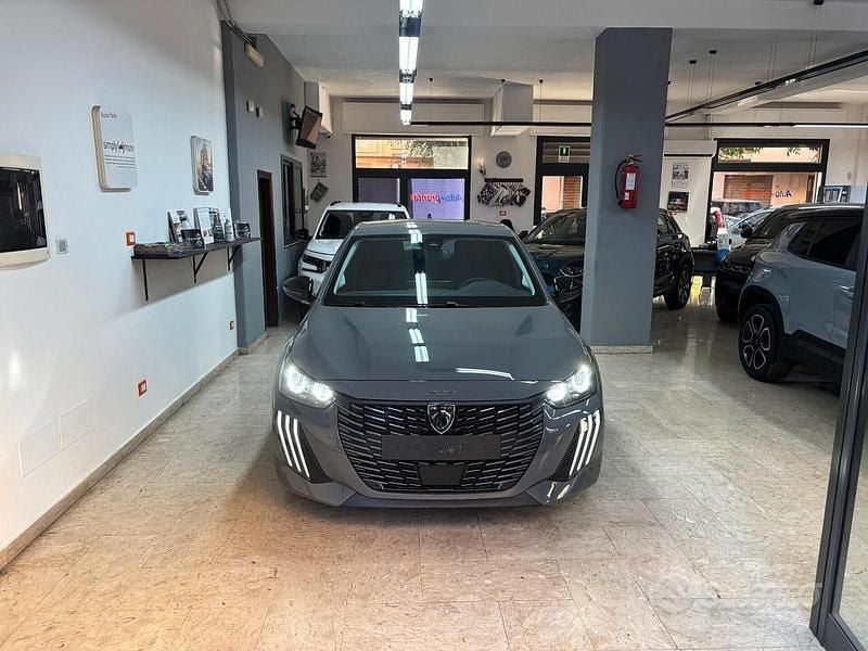 Usata Peugeot 208 Allure+ 101 CV (74 kW) 2025 Grigio Utilitaria