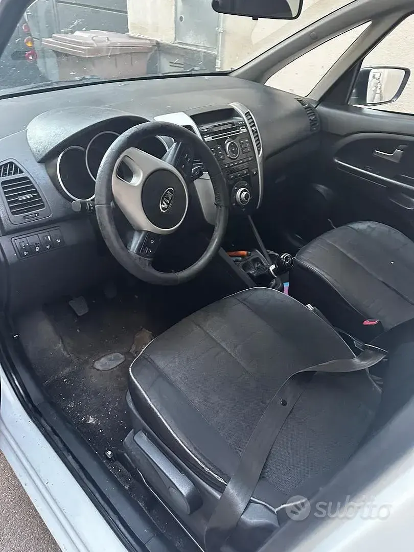 Usata Kia Venga 90 CV (66 kW) 2013 Bianco Utilitaria