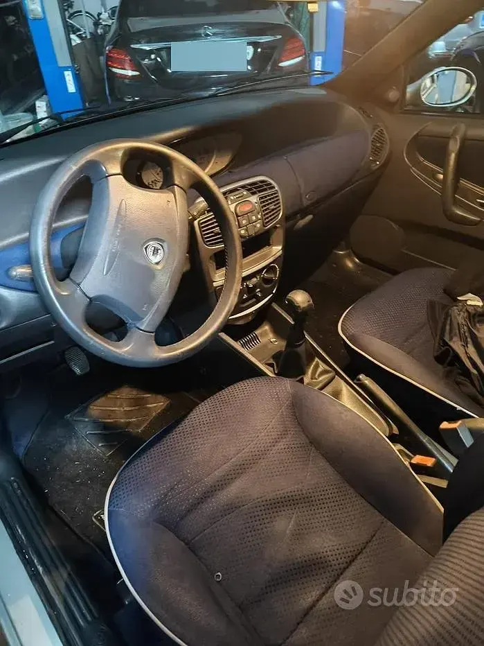 Usata Lancia Ypsilon 60 CV (44 kW) 2003 Grigio Utilitaria
