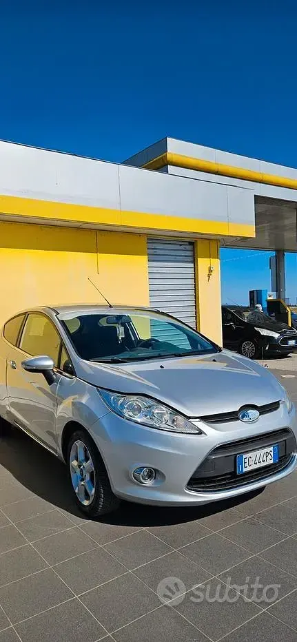Gebraucht Ford Fiesta 92 PS (67 kW) 2011 Grau Limousine