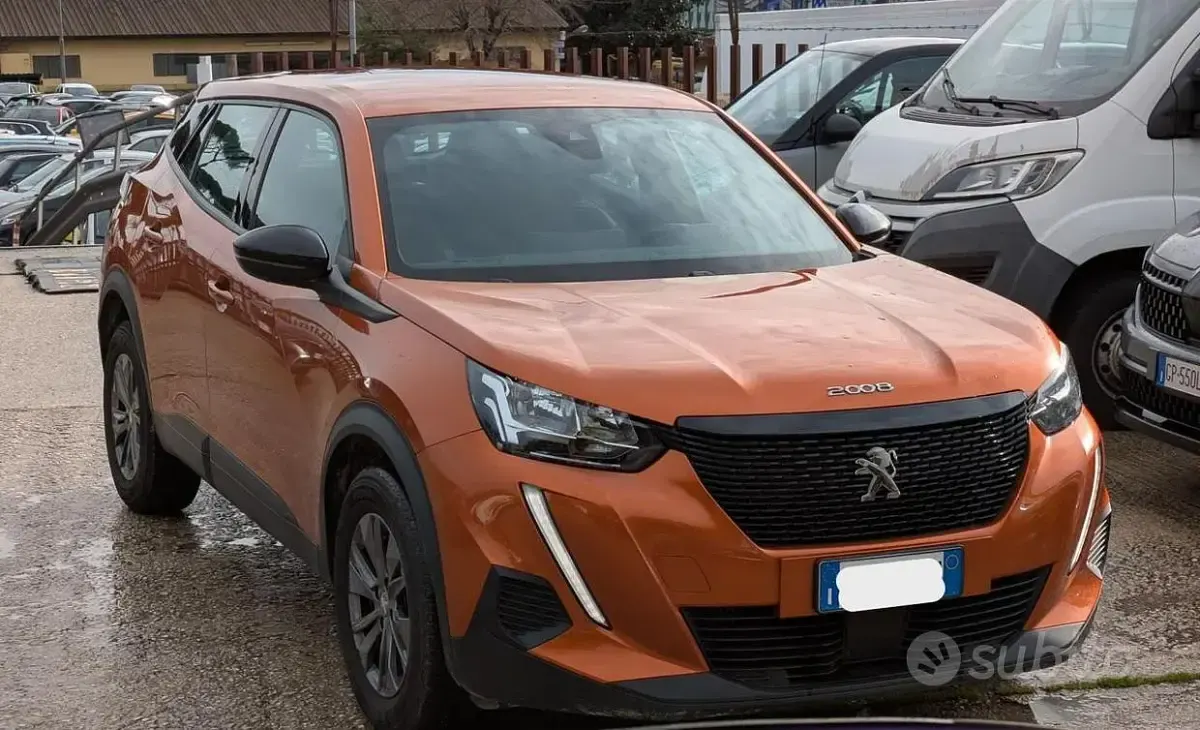 Usata Peugeot 2008 Active 131 CV (96 kW) 2023 Arancione lava SUV