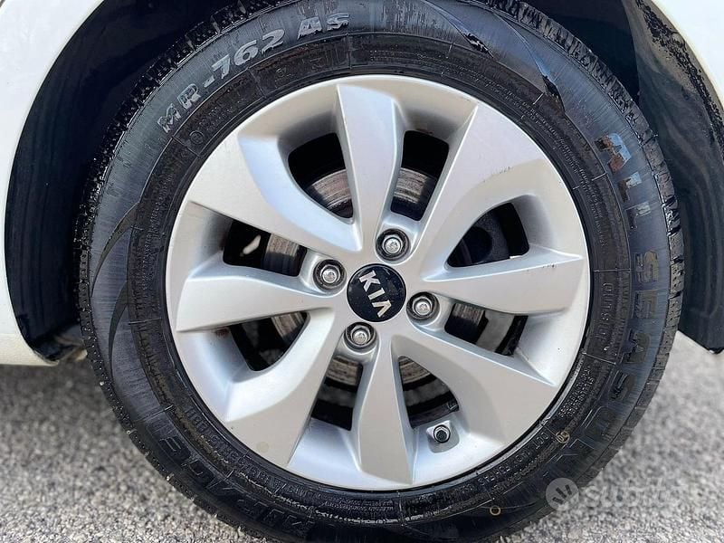 Usado Kia Rio 85 CV (62 kW) 2017 Blanco Berlina