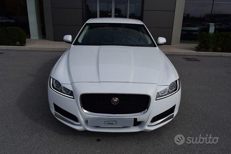 Usata Jaguar XF Prestige 180 CV (132 kW) 2016 Bianco Berlina
