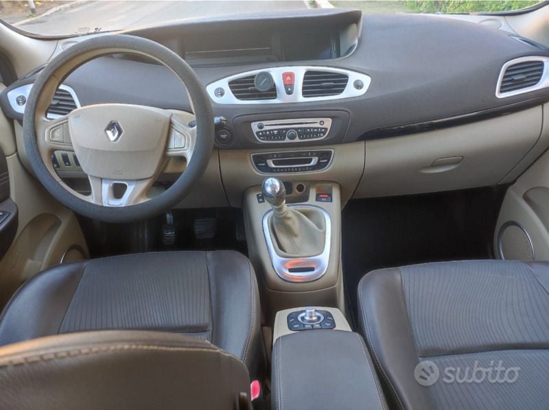 Usata Renault Scénic III 106 CV (77 kW) 2011 Grigio Monovolume