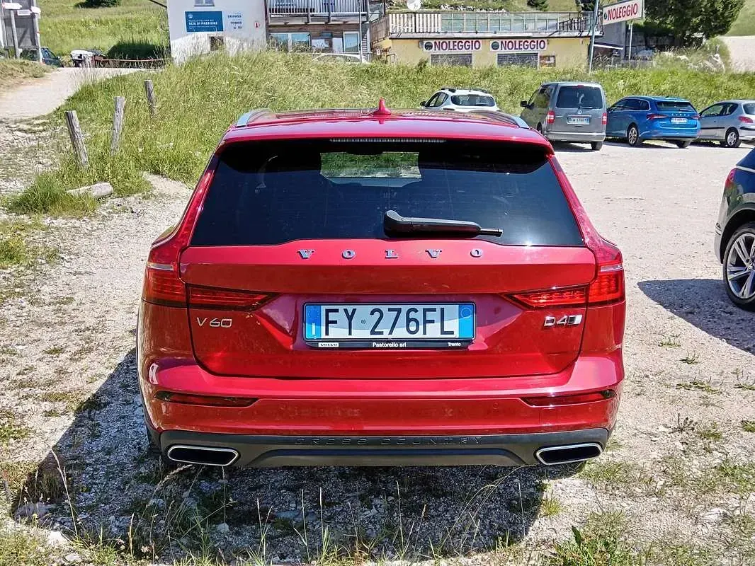 Usata Volvo V60 CC Pro 200 CV (147 kW) 2020 Rosso Station wagon