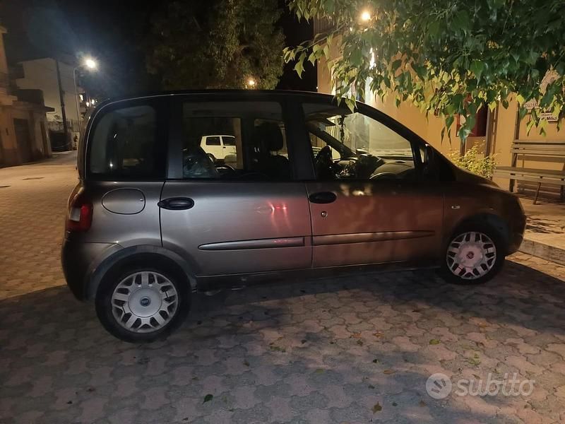Usata Fiat Multipla 120 CV (88 kW) 2010 Grigio Monovolume