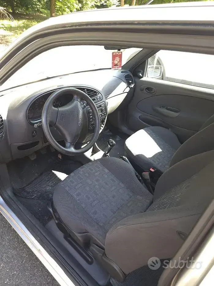 Usata Ford Fiesta Ghia 75 CV (55 kW) 2001 Grigio Utilitaria