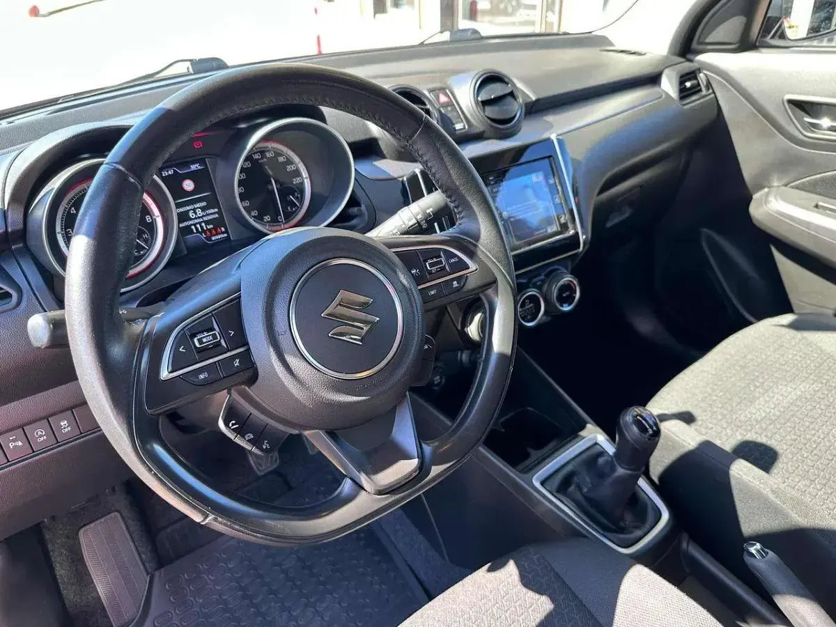 Usata Suzuki Swift 83 CV (61 kW) 2022 Rosso/bordeaux Utilitaria