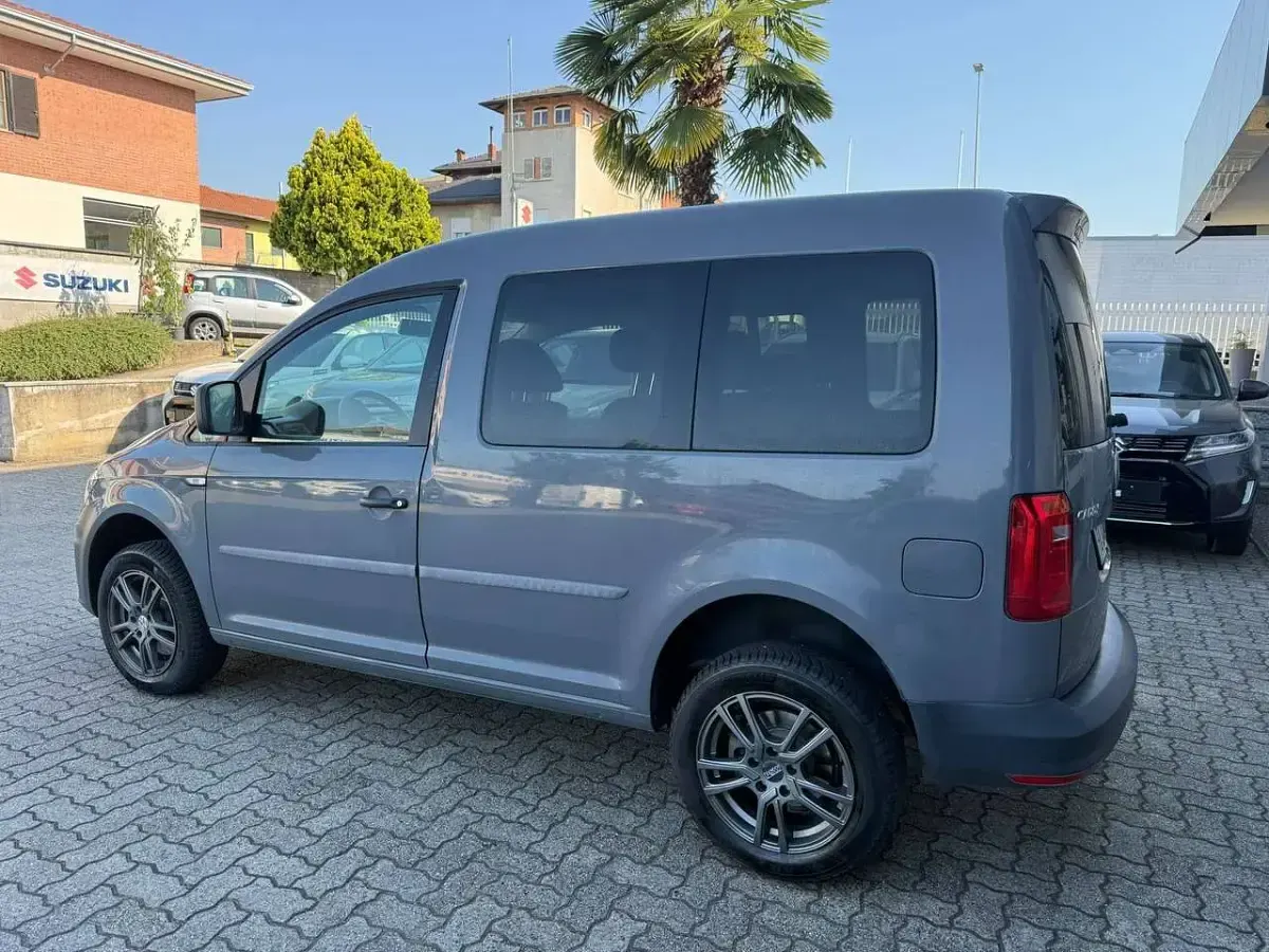 Usata VW Caddy 122 CV (89 kW) 2017 Grigio Monovolume