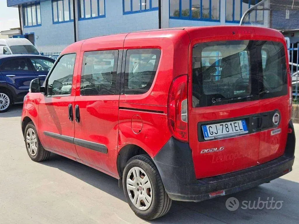 Usata Fiat Doblò Easy 90 CV (66 kW) 2022 Rosso Monovolume