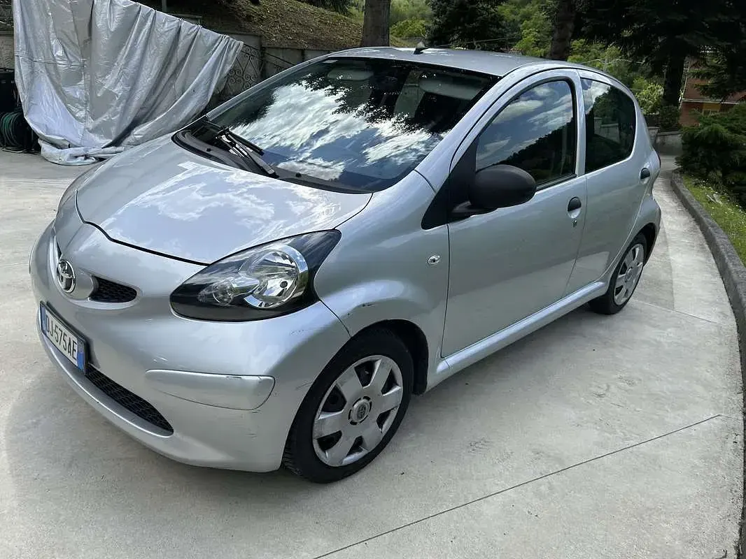 Begagnad Toyota Aygo 68 HK (50 kW) 2007 Grå Halvkombi