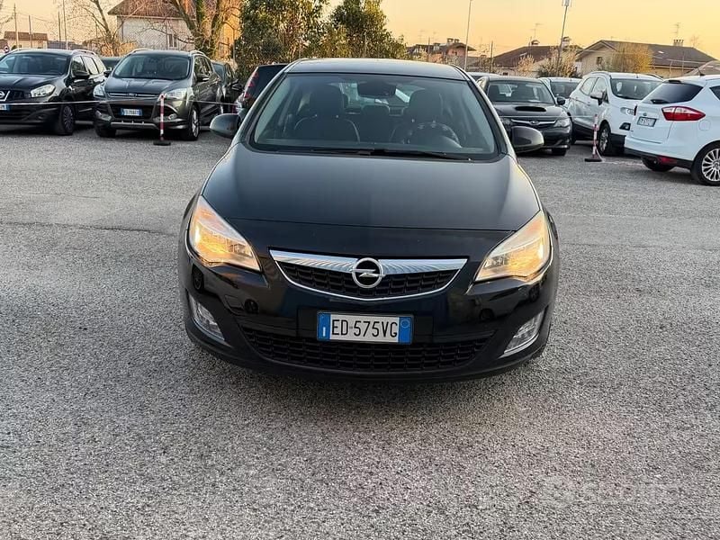 Usata Opel Astra 110 CV (80 kW) 2011 Nero Berlina