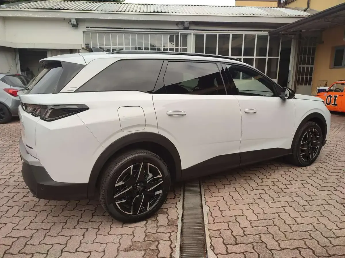 Usata Peugeot 5008 Allure 145 CV (106 kW) 2025 Bianco SUV