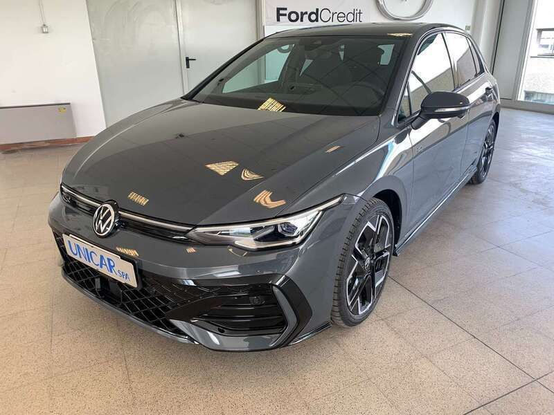 Grigio Nuova 2025 VW Golf VIII R-line Plus Tre volumi | 36.500 € (Buon prezzo) - Immagine 1/4