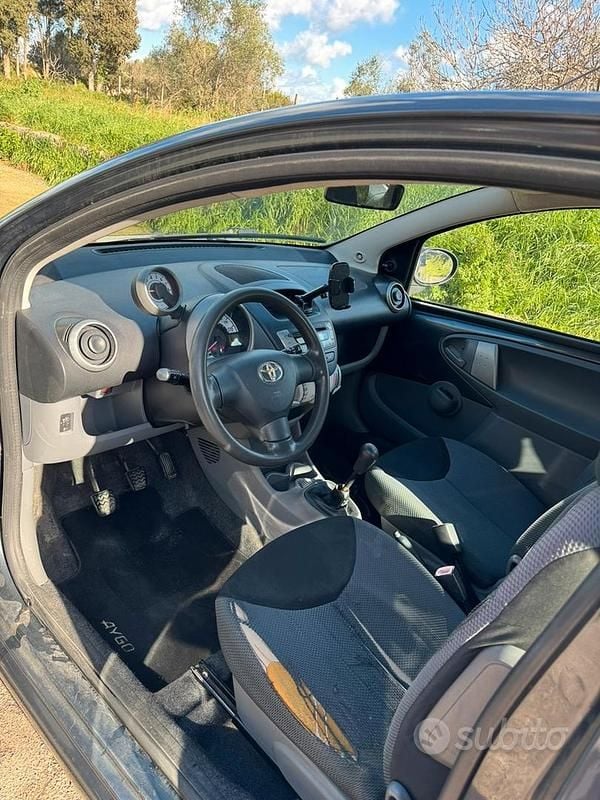Usata Toyota Aygo 68 CV (50 kW) 2007 Grigio Utilitaria