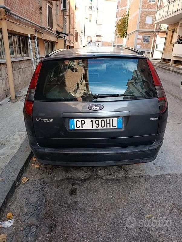 Usata Ford Focus 90 CV (66 kW) 2005 Grigio Station wagon