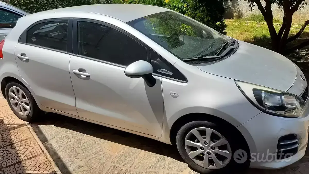 Käytetty Kia Rio 85 HP (62 kW) 2015 Harmaa Sedan