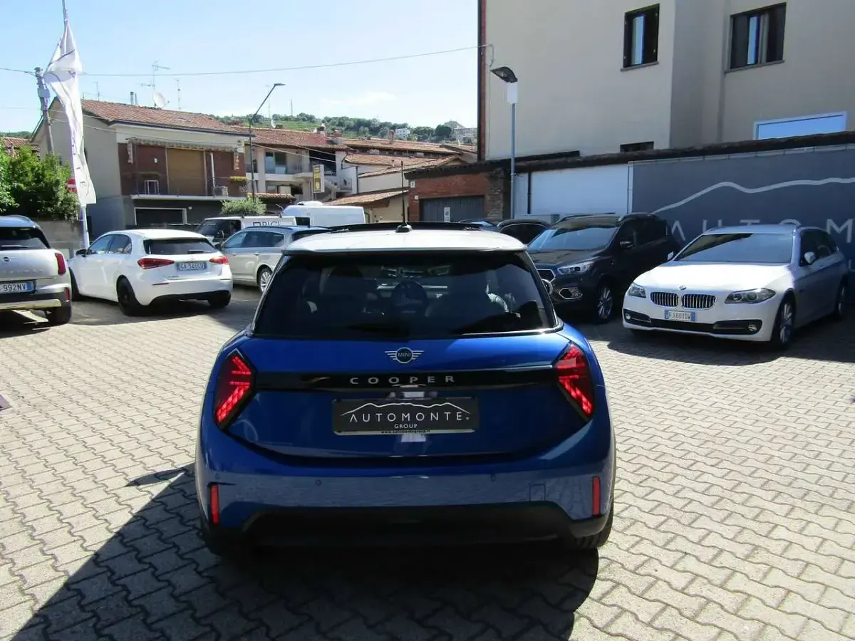 Usata Mini Cooper 114 kW (156 CV) 2025 Blazing blue Utilitaria
