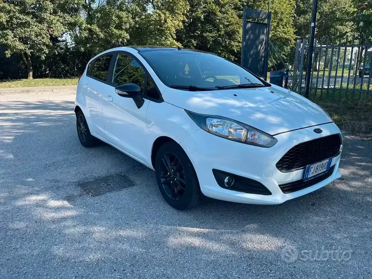 Usata Ford Fiesta 75 CV (55 kW) 2017 Bianco Utilitaria