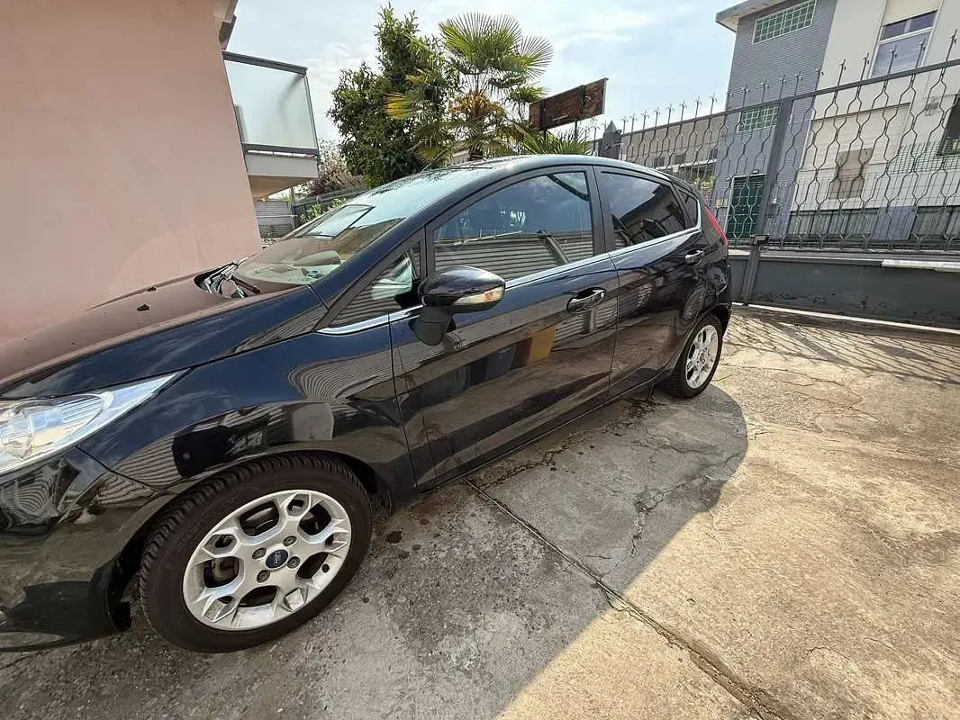 Gebraucht Ford Fiesta 60 PS (44 kW) 2012 Schwarz Limousine