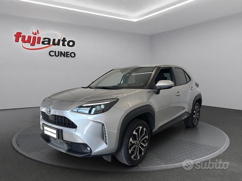 Silver met Usata 2021 Toyota Yaris Hybrid Trend Tre volumi | 20.900 € (Cara) - Immagine 1/4