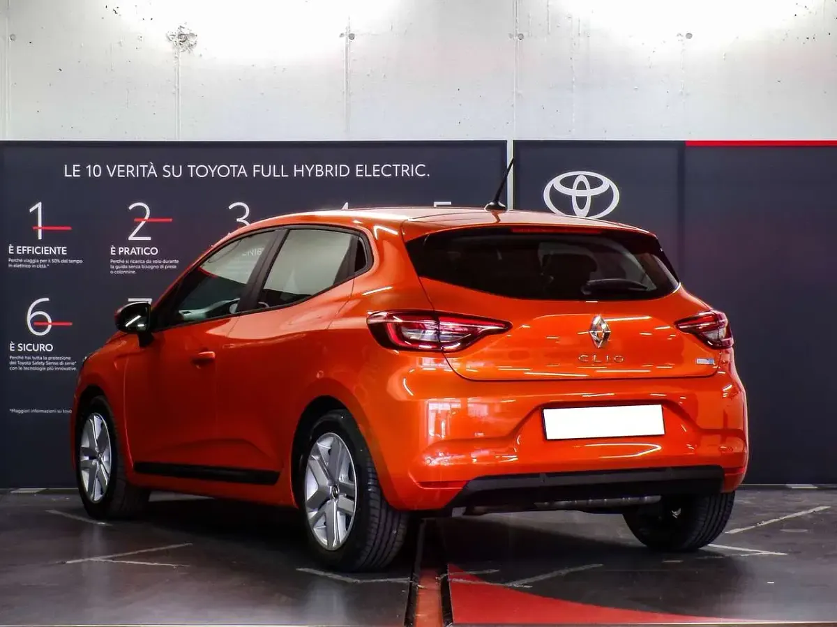 Usata Renault Clio V Zen 91 CV (66 kW) 2022 Orange valencia Berlina