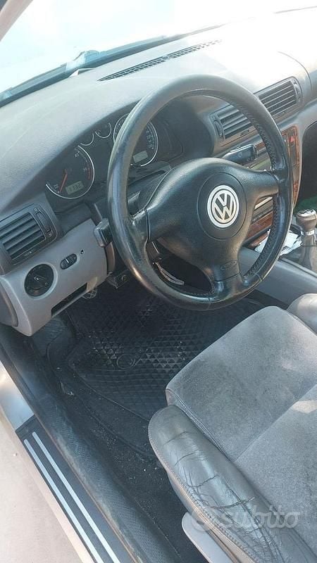 Usata VW Passat 90 CV (66 kW) 2001 Grigio Berlina