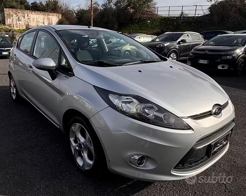 Usata Ford Fiesta Titanium 70 CV (51 kW) 2012 Grigio Utilitaria