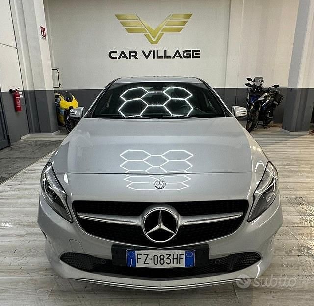 Grigio Usata 2016 Mercedes A180 Tre volumi | 14.000 € (Buon prezzo) - Immagine 1/4