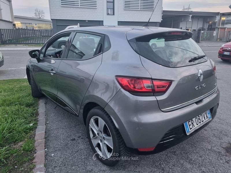 Usado Renault Clio IV 90 CV (66 kW) 2013 Gris Berlina